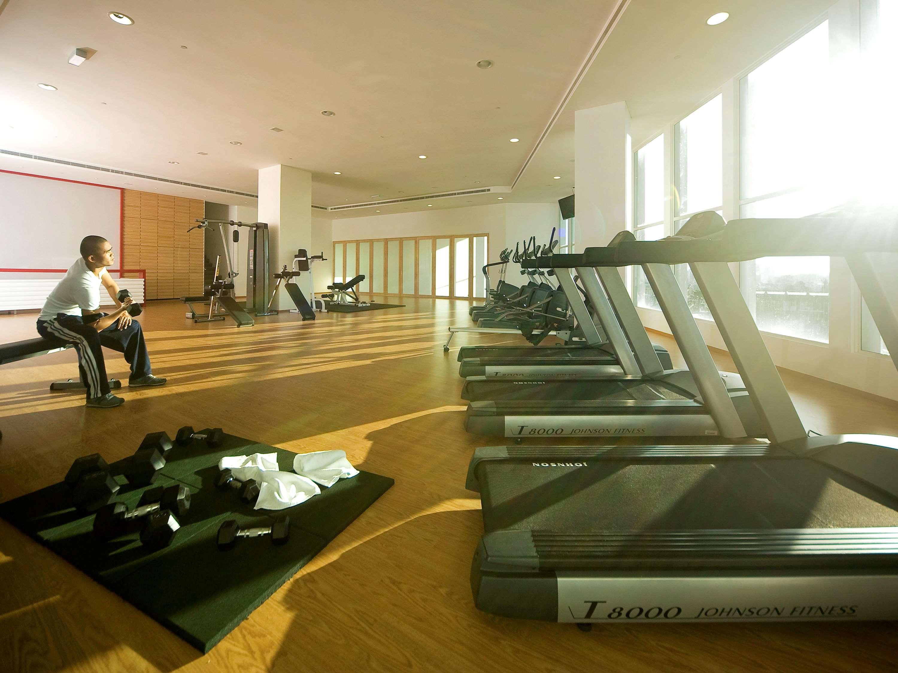 Pullman Kuching Hotel Exterior photo The gym at the InterContinental