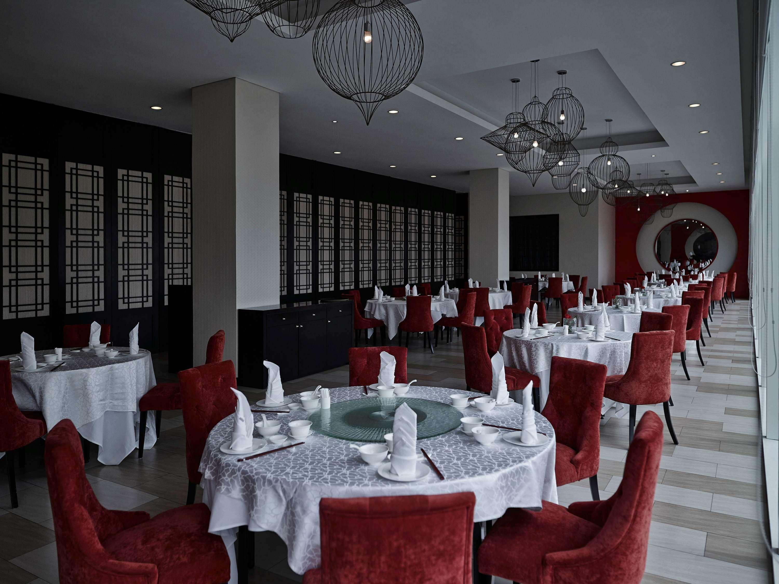 Pullman Kuching Hotel Exterior photo Interior of the restaurant